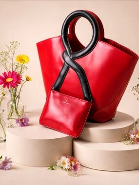 🛑❌Price Drop 🛑❌Authentic Roberta  Di Camerino Red/Black Tote Handbag Plus Pouch.